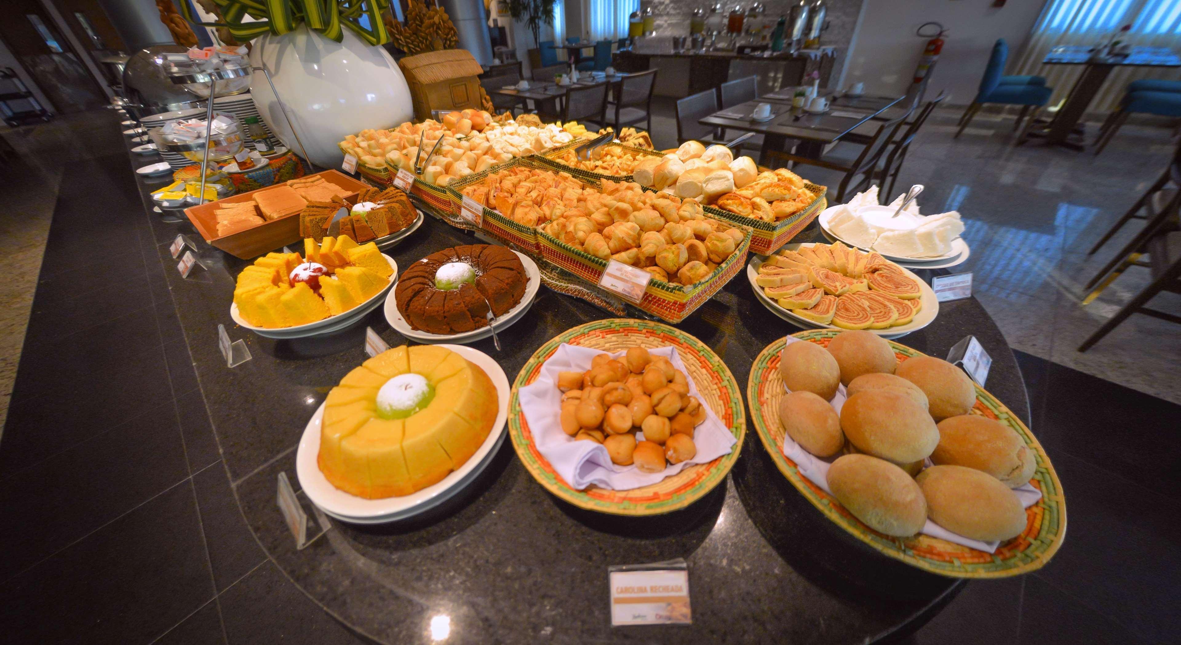 普利米尔马塞约贝斯特韦斯特酒店 Maceió 外观 照片 A selection of puddings and cakes